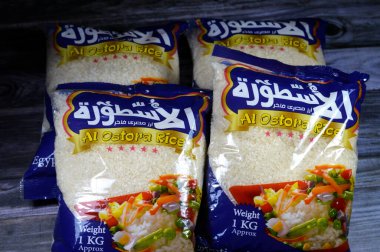 Kahire, Mısır, 11 Eylül 2023: Al Ostora Mısır beyaz pirinci, beyaz pirinç öğütülmüş pirinç, kabuğu, kepeği ve mikrobu alınmış tohumlar parlak, beyaz, parlak görünümlü, kısa tahıllı pirinç