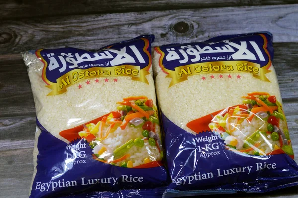 Kahire, Mısır, 11 Eylül 2023: Al Ostora Mısır beyaz pirinci, beyaz pirinç öğütülmüş pirinç, kabuğu, kepeği ve mikrobu alınmış tohumlar parlak, beyaz, parlak görünümlü, kısa tahıllı pirinç