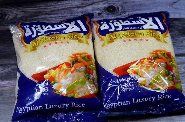 Kahire, Mısır, 11 Eylül 2023: Al Ostora Mısır beyaz pirinci, beyaz pirinç öğütülmüş pirinç, kabuğu, kepeği ve mikrobu alınmış tohumlar parlak, beyaz, parlak görünümlü, kısa tahıllı pirinç