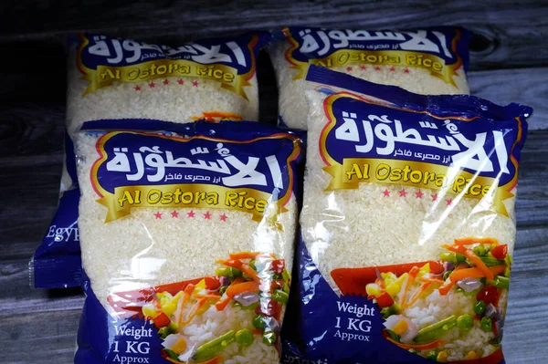 Kahire, Mısır, 11 Eylül 2023: Al Ostora Mısır beyaz pirinci, beyaz pirinç öğütülmüş pirinç, kabuğu, kepeği ve mikrobu alınmış tohumlar parlak, beyaz, parlak görünümlü, kısa tahıllı pirinç