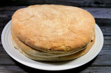 Mısır ekmeği, mısır unundan yapılmış hızlı bir ekmek, Güney Amerika 'nın mutfağı, kökeni Amerikan yerlilerinin mutfağından geliyor, hamurlu ekmek örneği, çoğunlukla mısır unu, kabartma tozu,