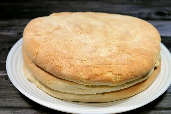 玉米面包 一种用玉米粉制成的速食面包 原产于美国南部的食品 是一种主要由玉米粉 烘焙粉制成的面糊面包的一个例子 — 图库照片