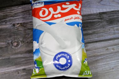 Kahire, Mısır, 11 Eylül 2023: Bekhero tam kremalı taze inek sütü paketi 1 litre kalsiyum ve vitamin, Bekhiro Juhayna Johayna doğal sütü seçici odak noktası