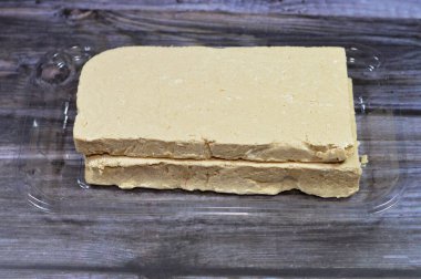 Geleneksel sade tahin halva veya Halawa Tahiniya, bu karışımın ana bileşenleri susam yağı veya yapıştırıcıdır (tahini) ve şeker, glikoz veya bal, temel tahini ve şeker bazlıdır.