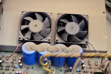 Kahire, Mısır, 11 Eylül 2023: Dynacord standart güç yükselticisi s900, bir amplifikatör, elektronik amplifikatör, amplifikatör, amplifikatör, bir sinyalin büyüklüğünü arttıran bir elektronik cihaz