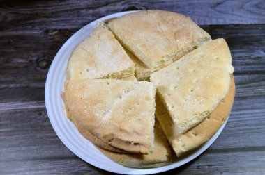 Mısır ekmeği, mısır unundan yapılmış hızlı bir ekmek, Güney Amerika 'nın mutfağı, kökeni Amerikan yerlilerinin mutfağından geliyor, hamurlu ekmek örneği, çoğunlukla mısır unu, kabartma tozu,