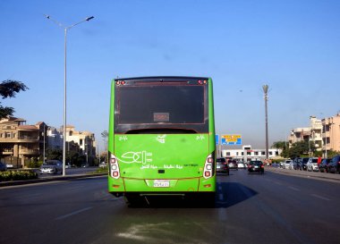 Kahire, Mısır, 10 Eylül 2023: Kahire içinde toplu taşıma için yeşil otobüs, internet erişimi ve kliması olan Toplu Taşımacılık İdaresi 'nin bir projesi.