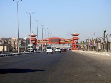 Kahire, Mısır, 10 Eylül 2023: Shinzo Abe eksen devriye otoyolu geleneksel Japon mimari tarzında tamamlanmış yaya köprüsü, eski Japon başbakanının adı verilen trafik otoyolu