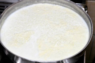 Mısır pilavı ya da Roz Muammar 'ın pirinç, taze krema, süt, yağ ya da tereyağı kombinasyonu, çok popüler bir Mısır yemeği, basit, görkemli bir Mısır yemeği, fırında pişirilmeye hazır.