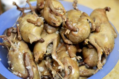 Hamam mahshi, haşlanıp kızartılmaya, kızgın yağda kızartılmaya ya da doldurulmuş güvercinlerle kızartılmaya hazır hale getirilene kadar haşlanmış beyaz pirinç dolması Mısır 'da çok popüler bir mısır mutfağıdır.