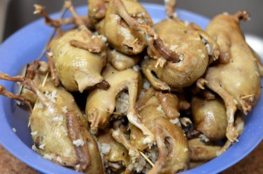 Hamam mahshi, haşlanıp kızartılmaya, kızgın yağda kızartılmaya ya da doldurulmuş güvercinlerle kızartılmaya hazır hale getirilene kadar haşlanmış beyaz pirinç dolması Mısır 'da çok popüler bir mısır mutfağıdır.