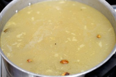 Güvercin pilavı çorbası ya da Shorbet hamam, pişene kadar haşlanan güvercinler tarafından hazırlanmış bir Mısır çorbası, pilav, kakule, defne, limon ve baharatla birlikte güvercinler, karaciğer, böbrekler ve iç organlarla birlikte.