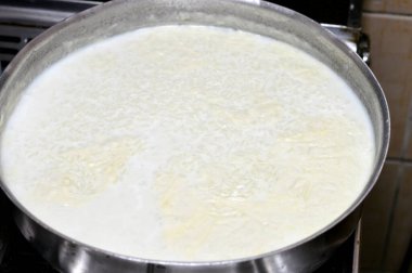 Mısır pilavı ya da Roz Muammar 'ın pirinç, taze krema, süt, yağ ya da tereyağı kombinasyonu, çok popüler bir Mısır yemeği, basit, görkemli bir Mısır yemeği, fırında pişirilmeye hazır.