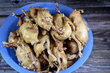 Hamam mahshi, haşlanıp kızartılmaya, kızgın yağda kızartılmaya ya da doldurulmuş güvercinlerle kızartılmaya hazır hale getirilene kadar haşlanmış beyaz pirinç dolması Mısır 'da çok popüler bir mısır mutfağıdır.