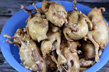 Hamam mahshi, haşlanıp kızartılmaya, kızgın yağda kızartılmaya ya da doldurulmuş güvercinlerle kızartılmaya hazır hale getirilene kadar haşlanmış beyaz pirinç dolması Mısır 'da çok popüler bir mısır mutfağıdır.