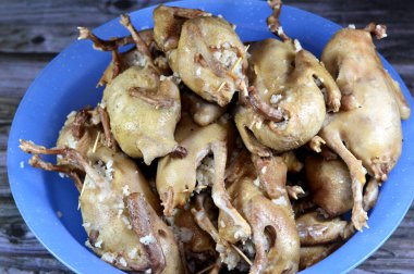 Hamam mahshi, haşlanıp kızartılmaya, kızgın yağda kızartılmaya ya da doldurulmuş güvercinlerle kızartılmaya hazır hale getirilene kadar haşlanmış beyaz pirinç dolması Mısır 'da çok popüler bir mısır mutfağıdır.