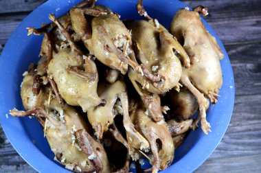 Hamam mahshi, haşlanıp kızartılmaya, kızgın yağda kızartılmaya ya da doldurulmuş güvercinlerle kızartılmaya hazır hale getirilene kadar haşlanmış beyaz pirinç dolması Mısır 'da çok popüler bir mısır mutfağıdır.