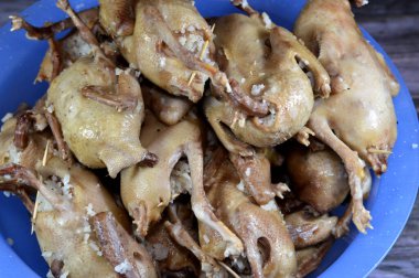 Hamam mahshi, haşlanıp kızartılmaya, kızgın yağda kızartılmaya ya da doldurulmuş güvercinlerle kızartılmaya hazır hale getirilene kadar haşlanmış beyaz pirinç dolması Mısır 'da çok popüler bir mısır mutfağıdır.