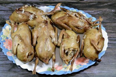 Hamam mahshi, haşlanıp kızartılmaya, kızgın yağda kızartılmaya ya da doldurulmuş güvercinlerle kızartılmaya hazır hale getirilene kadar haşlanmış beyaz pirinç dolması Mısır 'da çok popüler bir mısır mutfağıdır.