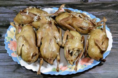 Hamam mahshi, haşlanıp kızartılmaya, kızgın yağda kızartılmaya ya da doldurulmuş güvercinlerle kızartılmaya hazır hale getirilene kadar haşlanmış beyaz pirinç dolması Mısır 'da çok popüler bir mısır mutfağıdır.