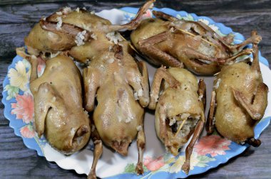 Hamam mahshi, haşlanıp kızartılmaya, kızgın yağda kızartılmaya ya da doldurulmuş güvercinlerle kızartılmaya hazır hale getirilene kadar haşlanmış beyaz pirinç dolması Mısır 'da çok popüler bir mısır mutfağıdır.