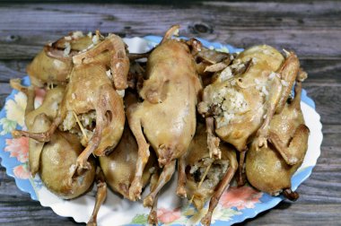 Hamam mahshi, haşlanıp kızartılmaya, kızgın yağda kızartılmaya ya da doldurulmuş güvercinlerle kızartılmaya hazır hale getirilene kadar haşlanmış beyaz pirinç dolması Mısır 'da çok popüler bir mısır mutfağıdır.