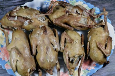 Hamam mahshi, haşlanıp kızartılmaya, kızgın yağda kızartılmaya ya da doldurulmuş güvercinlerle kızartılmaya hazır hale getirilene kadar haşlanmış beyaz pirinç dolması Mısır 'da çok popüler bir mısır mutfağıdır.