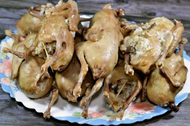 Hamam mahshi, haşlanıp kızartılmaya, kızgın yağda kızartılmaya ya da doldurulmuş güvercinlerle kızartılmaya hazır hale getirilene kadar haşlanmış beyaz pirinç dolması Mısır 'da çok popüler bir mısır mutfağıdır.