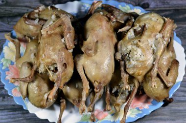 Hamam mahshi, haşlanıp kızartılmaya, kızgın yağda kızartılmaya ya da doldurulmuş güvercinlerle kızartılmaya hazır hale getirilene kadar haşlanmış beyaz pirinç dolması Mısır 'da çok popüler bir mısır mutfağıdır.