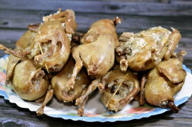 Hamam mahshi, haşlanıp kızartılmaya, kızgın yağda kızartılmaya ya da doldurulmuş güvercinlerle kızartılmaya hazır hale getirilene kadar haşlanmış beyaz pirinç dolması Mısır 'da çok popüler bir mısır mutfağıdır.