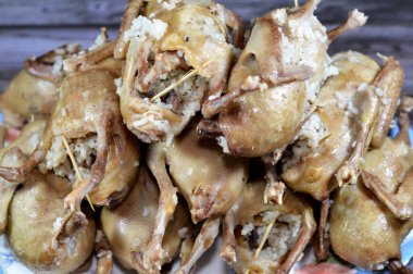 Hamam mahshi, haşlanıp kızartılmaya, kızgın yağda kızartılmaya ya da doldurulmuş güvercinlerle kızartılmaya hazır hale getirilene kadar haşlanmış beyaz pirinç dolması Mısır 'da çok popüler bir mısır mutfağıdır.