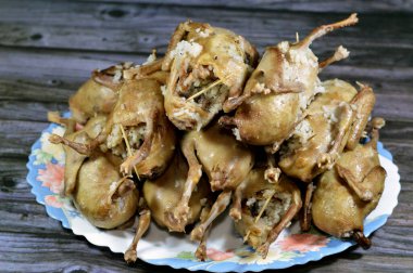 Hamam mahshi, haşlanıp kızartılmaya, kızgın yağda kızartılmaya ya da doldurulmuş güvercinlerle kızartılmaya hazır hale getirilene kadar haşlanmış beyaz pirinç dolması Mısır 'da çok popüler bir mısır mutfağıdır.