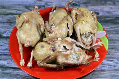 Hamam mahshi, haşlanıp kızartılmaya, kızgın yağda kızartılmaya ya da doldurulmuş güvercinlerle kızartılmaya hazır hale getirilene kadar haşlanmış beyaz pirinç dolması Mısır 'da çok popüler bir mısır mutfağıdır.