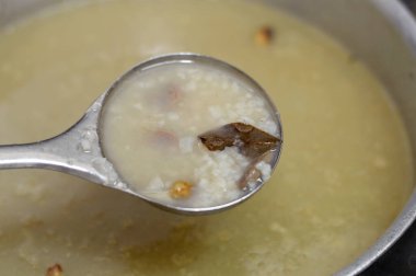 Güvercin pilavı çorbası ya da Shorbet hamam, pişene kadar haşlanan güvercinler tarafından hazırlanmış bir Mısır çorbası, pilav, kakule, defne, limon ve baharatla birlikte güvercinler, karaciğer, böbrekler ve iç organlarla birlikte.