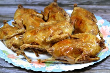 Kızarmış ve kızarmış güvercinler, içi beyaz pirinç ya da hamam mahshi ile doldurulmuş, pişene kadar kaynatılmış, kızartılmış, kızgın yağda kızartılmış ya da ızgara güvercinler, Mısır 'da çok popüler bir mısır mutfağıdır.