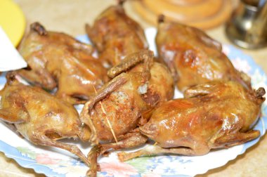 Kızarmış ve kızarmış güvercinler, içi beyaz pirinç ya da hamam mahshi ile doldurulmuş, pişene kadar kaynatılmış, kızartılmış, kızgın yağda kızartılmış ya da ızgara güvercinler, Mısır 'da çok popüler bir mısır mutfağıdır.