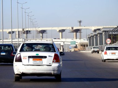 Kahire, Mısır, 10 Eylül 2023: Kahire, 2010 'ların başında tanıtılan ve bir şirket tarafından değil, şahıslar tarafından işletilen beyaz Hyundai Verna Kahire taksileri tarafından işletiliyor.