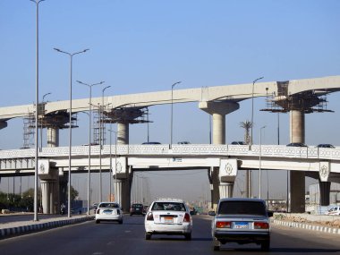 Kahire, Mısır, 10 Eylül 2023: Yeni bir trafik köprüsü ve ray projeleri şantiyesi, Kahire demiryolu taşıma sistemi inşaatı devam ediyor.