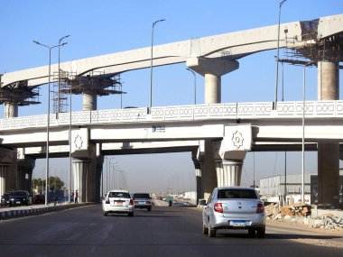 Kahire, Mısır, 10 Eylül 2023: Yeni bir trafik köprüsü ve ray projeleri şantiyesi, Kahire demiryolu taşıma sistemi inşaatı devam ediyor.