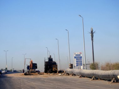 Kahire, Mısır, 10 Eylül 2023: Mısır 'daki büyük su borularını yerleştirme hazırlıkları, sıhhi tesisat boruları, altyapı ve gayrimenkul geliştirme projeleri, su hatları