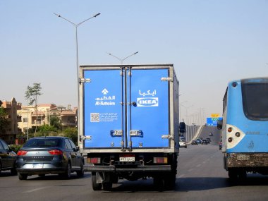 Kahire, Mısır, 11 Eylül 2023: Yoldaki IKEA mağaza teslimat aracı, mobilya, mutfak gereçleri ve dekorasyon montajı ve satışa hazır İsveçli Hollandalı çok uluslu şirket.