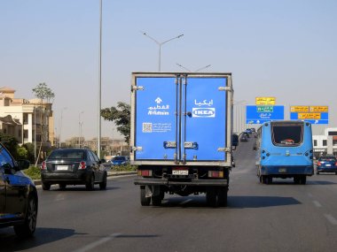 Kahire, Mısır, 11 Eylül 2023: Yoldaki IKEA mağaza teslimat aracı, mobilya, mutfak gereçleri ve dekorasyon montajı ve satışa hazır İsveçli Hollandalı çok uluslu şirket.