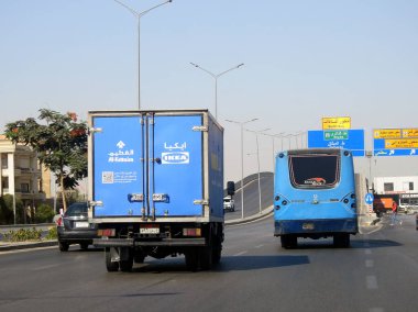 Kahire, Mısır, 11 Eylül 2023: Yoldaki IKEA mağaza teslimat aracı, mobilya, mutfak gereçleri ve dekorasyon montajı ve satışa hazır İsveçli Hollandalı çok uluslu şirket.