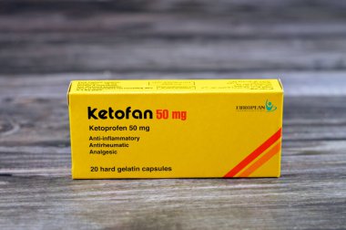 Kahire, Mısır, 13 Eylül 2023: Ketofan Ketoprofen 50mg kapsülleri, bir ağrı kesici, antienflamatuar ve ateş düşürücü, steroidal olmayan NSAID, Avrupa İlaç Şirketi tarafından, baş ağrısı ve ağrı kesici için