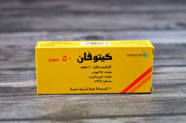 Kahire, Mısır, 13 Eylül 2023: Ketofan Ketoprofen 50mg kapsülleri, bir ağrı kesici, antienflamatuar ve ateş düşürücü, steroidal olmayan NSAID, Avrupa İlaç Şirketi tarafından, baş ağrısı ve ağrı kesici için