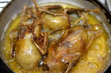 Beyaz pirinç ya da hamam mahshi ile doldurulmuş güvercinleri kızartıp kızartıp kızartıyorlar, kızartıyorlar, kızartıyorlar ya da kızartıyorlar, doldurulmuş güvercinler Mısır 'da çok popüler bir mısır mutfağıdır.