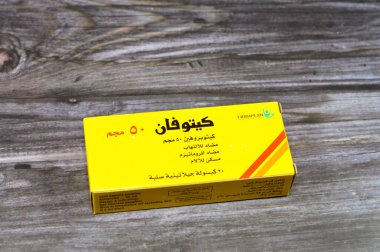 Kahire, Mısır, 13 Eylül 2023: Ketofan Ketoprofen 50mg kapsülleri, bir ağrı kesici, antienflamatuar ve ateş düşürücü, steroidal olmayan NSAID, Avrupa İlaç Şirketi tarafından, baş ağrısı ve ağrı kesici için