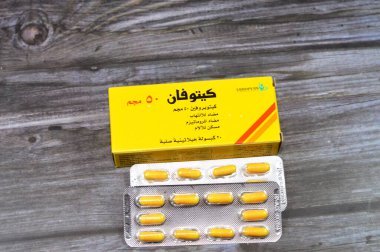 Kahire, Mısır, 13 Eylül 2023: Ketofan Ketoprofen 50mg kapsülleri, bir ağrı kesici, antienflamatuar ve ateş düşürücü, steroidal olmayan NSAID, Avrupa İlaç Şirketi tarafından, baş ağrısı ve ağrı kesici için