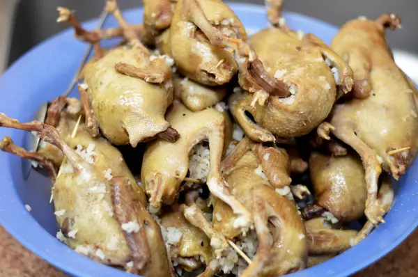 Hamam mahshi, haşlanıp kızartılmaya, kızgın yağda kızartılmaya ya da doldurulmuş güvercinlerle kızartılmaya hazır hale getirilene kadar haşlanmış beyaz pirinç dolması Mısır 'da çok popüler bir mısır mutfağıdır.