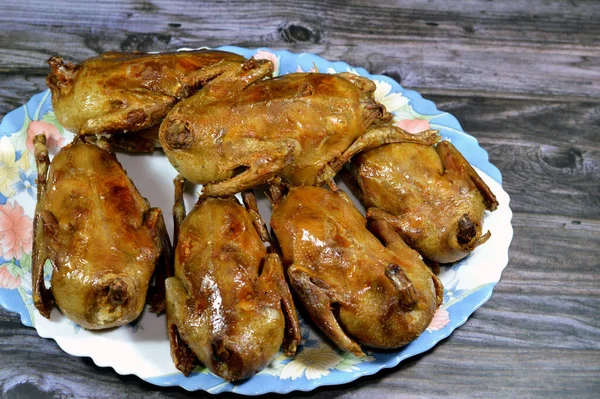 쌀이나 마흐시로 채워진 고기와 비둘기는 구워지고 뜨거운 기름이나 튀겨질 때까지 — 스톡 사진